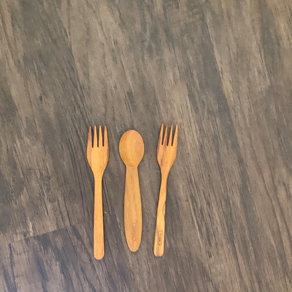 Sur la table wood spoon an fork